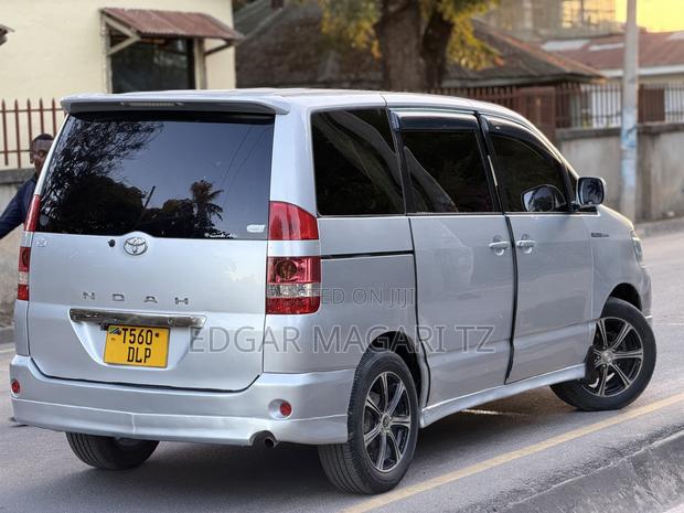 Toyota Noah 2005 Silver