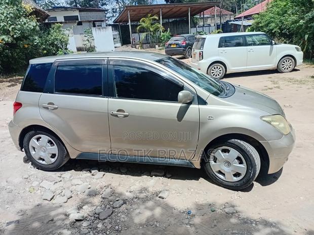 Toyota IST 2004 Gold