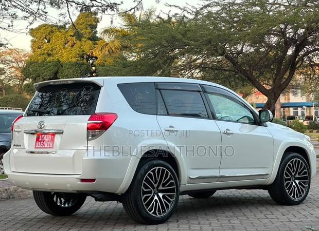 Toyota Vanguard 2012 White