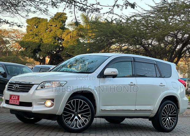 Toyota Vanguard 2012 White