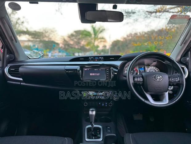 Toyota Hilux 2023 Gray