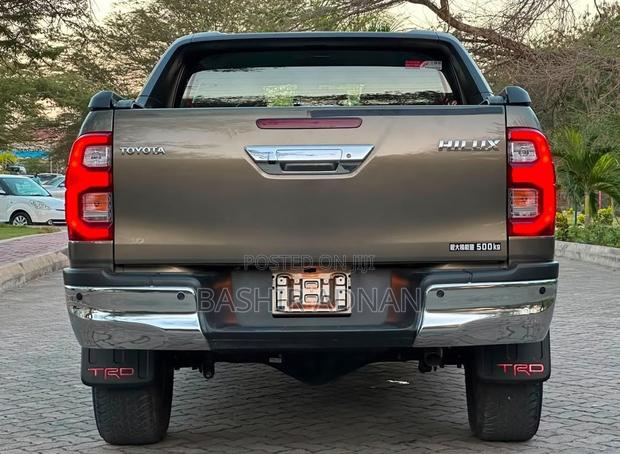 Toyota Hilux 2023 Gray
