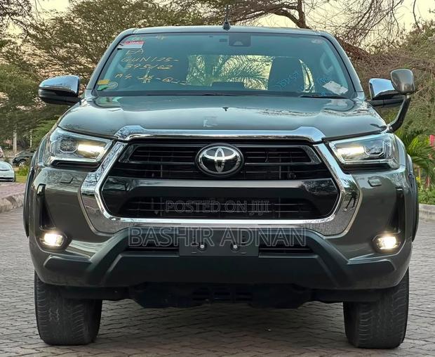 Toyota Hilux 2023 Gray