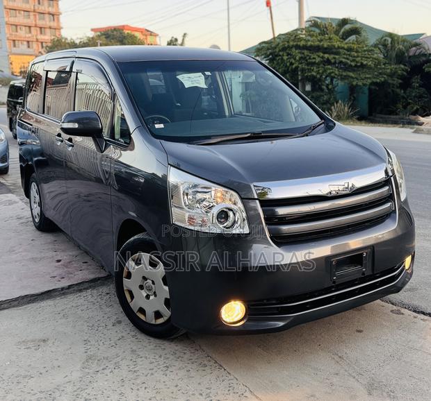 Toyota Noah 2.0 143hp AWD (7 Seater) 2009 Gray
