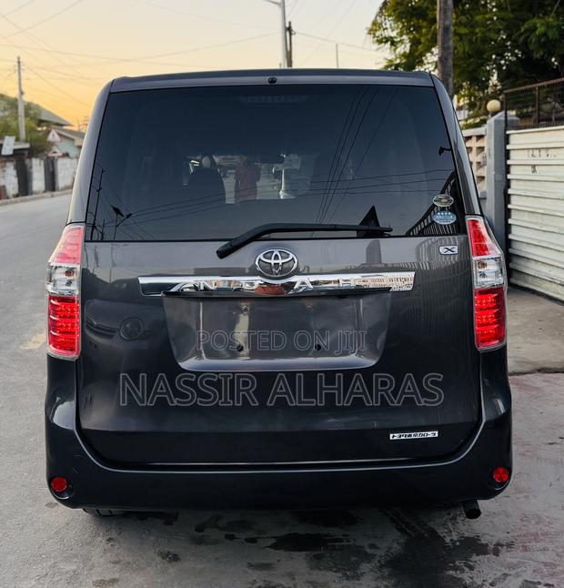 Toyota Noah 2.0 143hp AWD (7 Seater) 2009 Gray