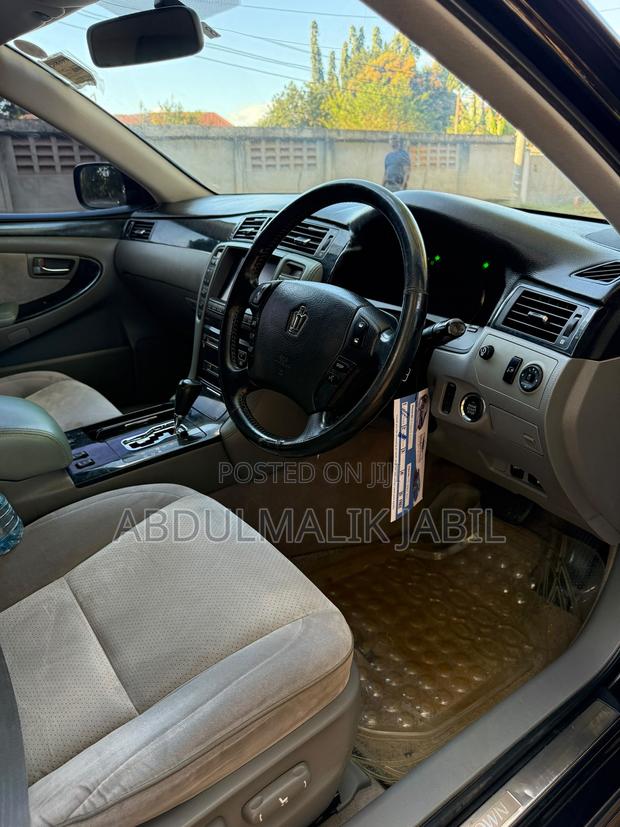 Toyota Crown Royale 2005 Black