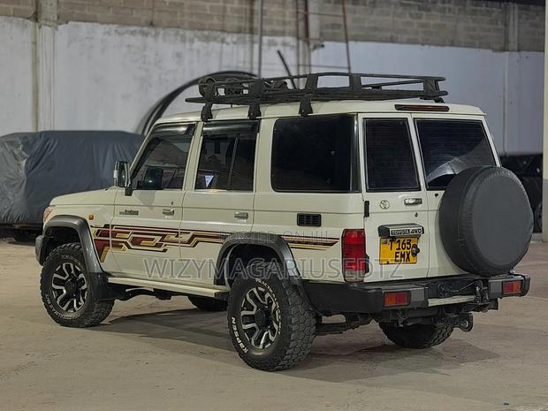 Toyota Land Cruiser 2015 Silver