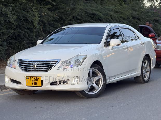 Toyota Crown 2010 White