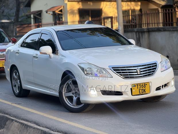 Toyota Crown 2010 White