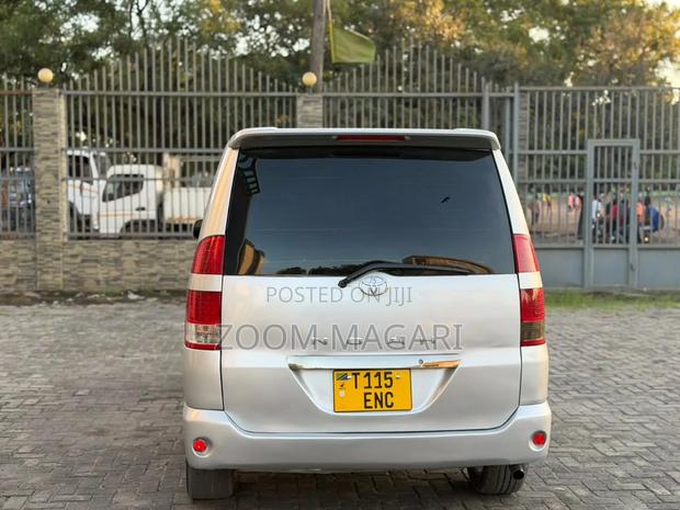 Toyota Noah 2005 Silver