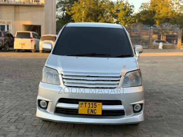 Toyota Noah 2005 Silver