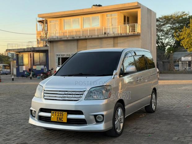 Toyota Noah 2005 Silver