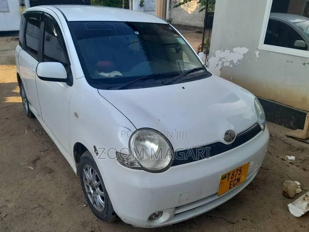 Toyota Sienta 2004 White