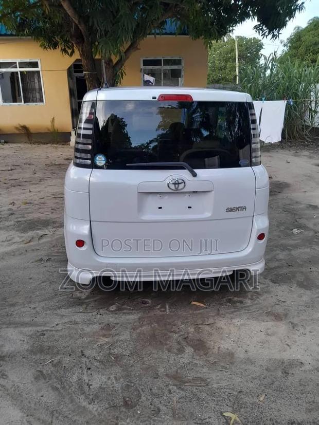 Toyota Sienta 2004 White