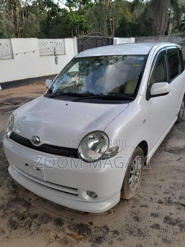 Toyota Sienta 2004 White