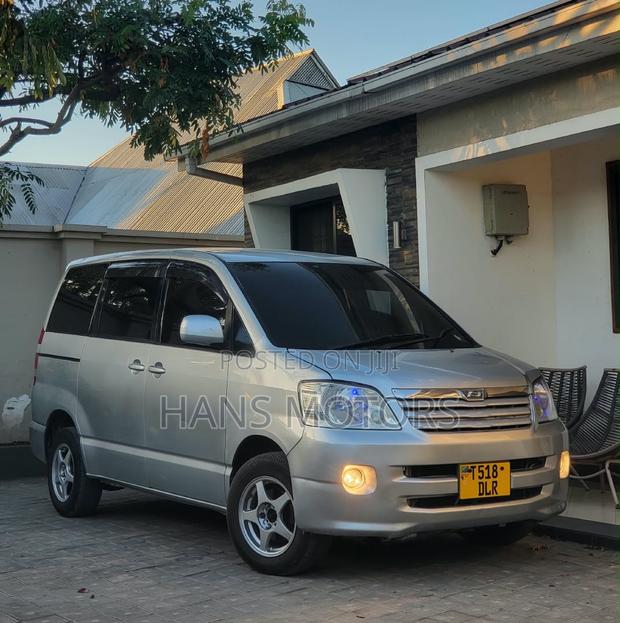 Toyota Noah 2004 Silver