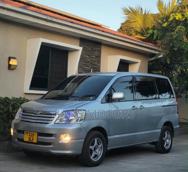 Toyota Noah 2004 Silver