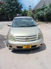 Toyota IST 2004 Gold for sale