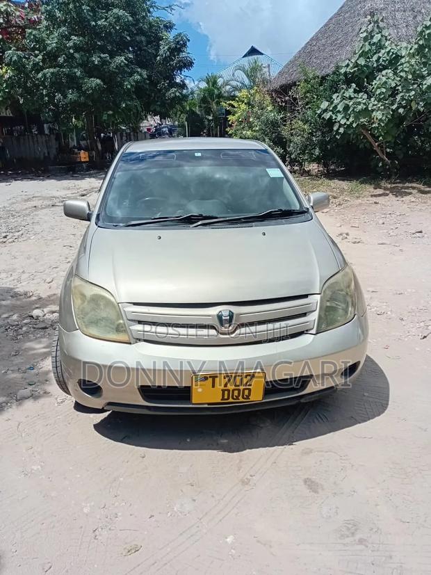 Toyota IST 2004 Gold