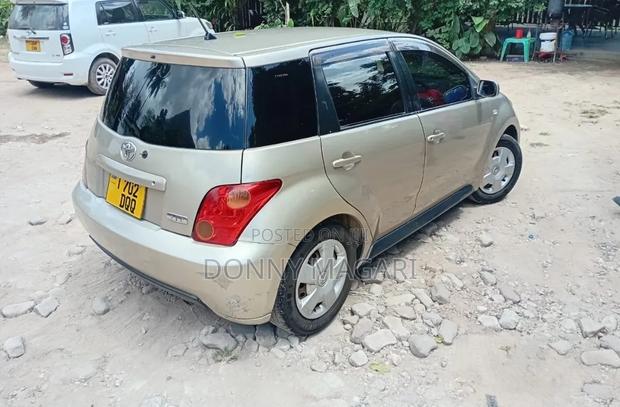 Toyota IST 2004 Gold
