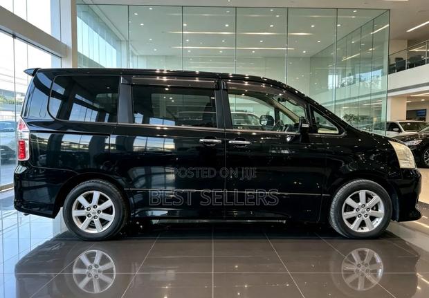 Toyota Noah 2009