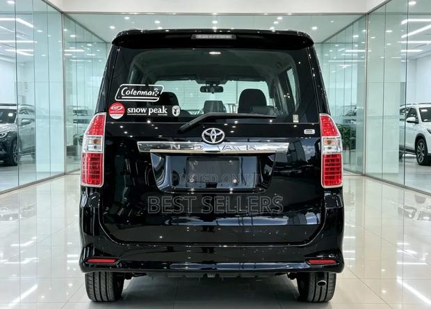 Toyota Noah 2009