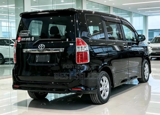 Toyota Noah 2009