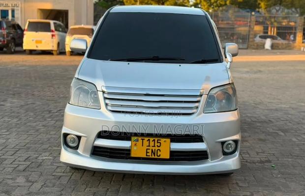 Toyota Noah 2003 Silver