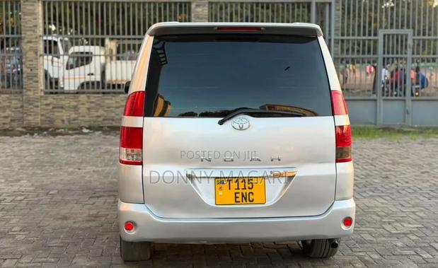 Toyota Noah 2003 Silver