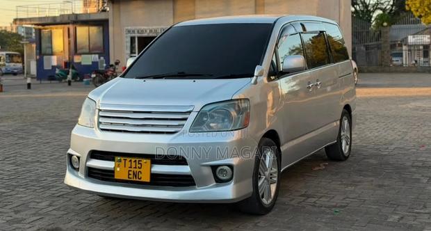 Toyota Noah 2003 Silver