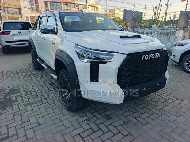 Toyota Hilux 2021 White