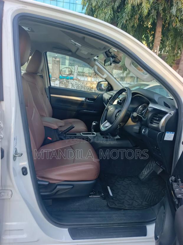 Toyota Hilux 2021 White