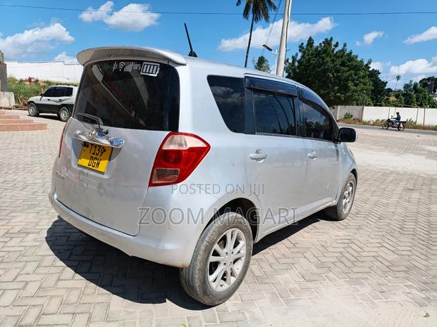 Toyota Ractis 2006 Silver