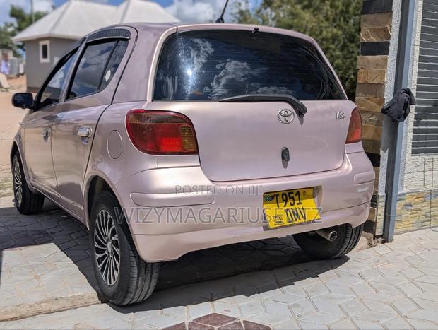 Toyota Vitz 1.0 FWD 5dr 2001 Pink