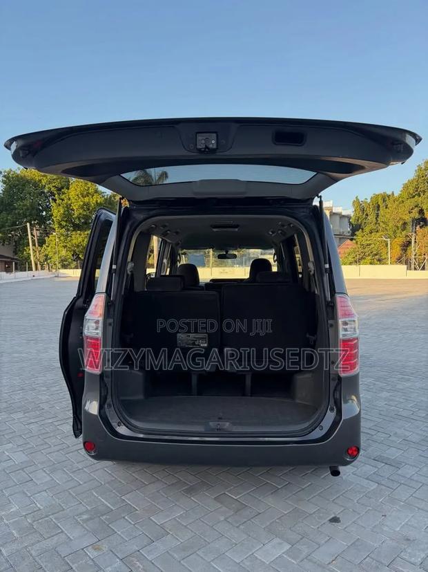 Toyota Noah 2009 Gray