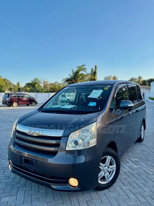 Toyota Noah 2009 Gray