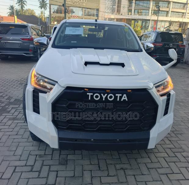 Toyota Hilux 2021 White