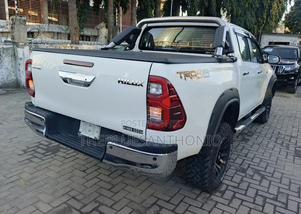 Toyota Hilux 2021 White