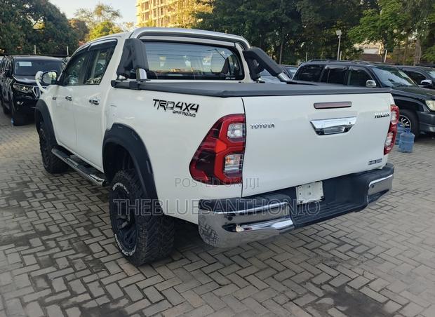 Toyota Hilux 2021 White