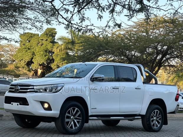 Toyota Hilux Revo Double Cab Deisel 2.4 AWD 2017 White