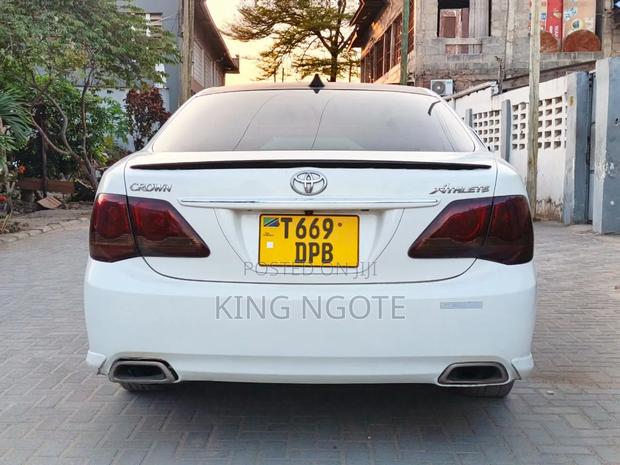 Toyota Crown 2009 White