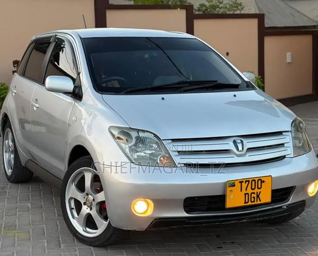 Toyota IST 2004 Silver