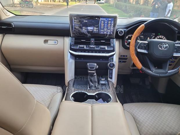 Toyota Land Cruiser LC300 2023 White