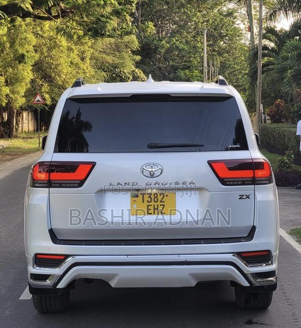 Toyota Land Cruiser LC300 2023 White