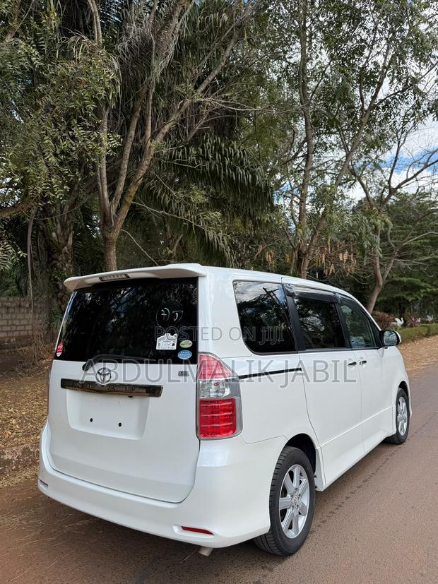 Toyota Noah 2009 White