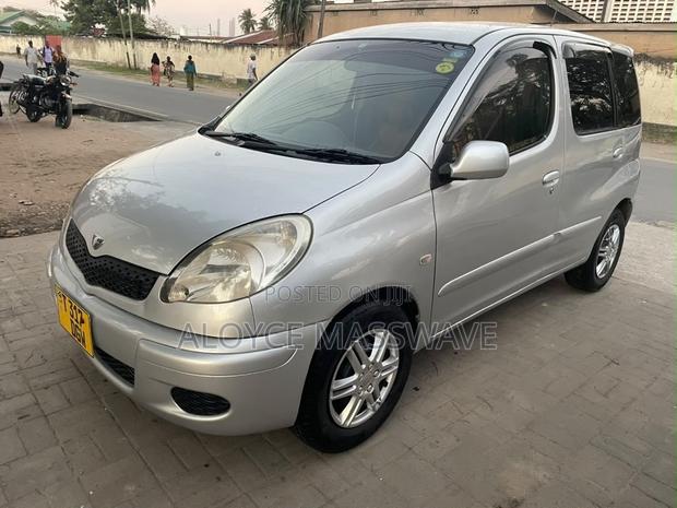 Toyota Fun Cargo 2005 Silver