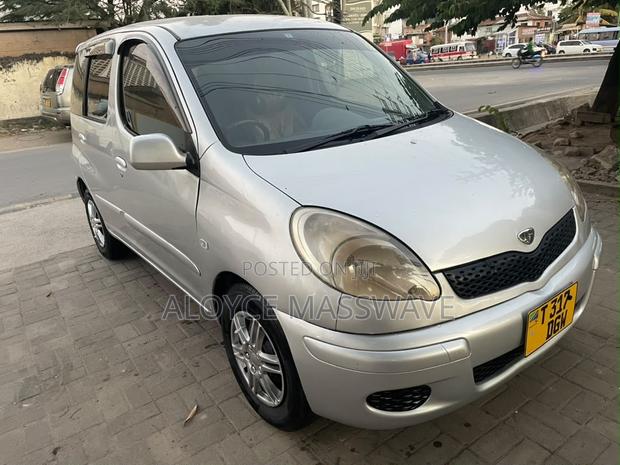 Toyota Fun Cargo 2005 Silver