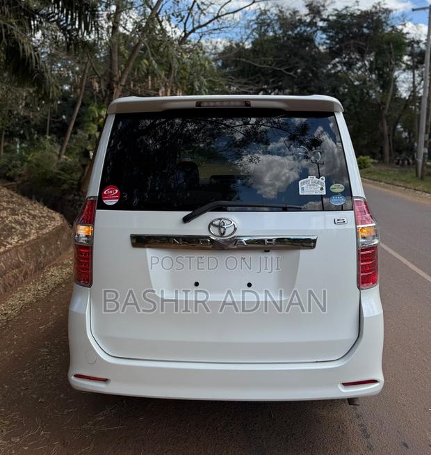 Toyota Noah 2.0 143hp FWD (8 Seater) 2008 White