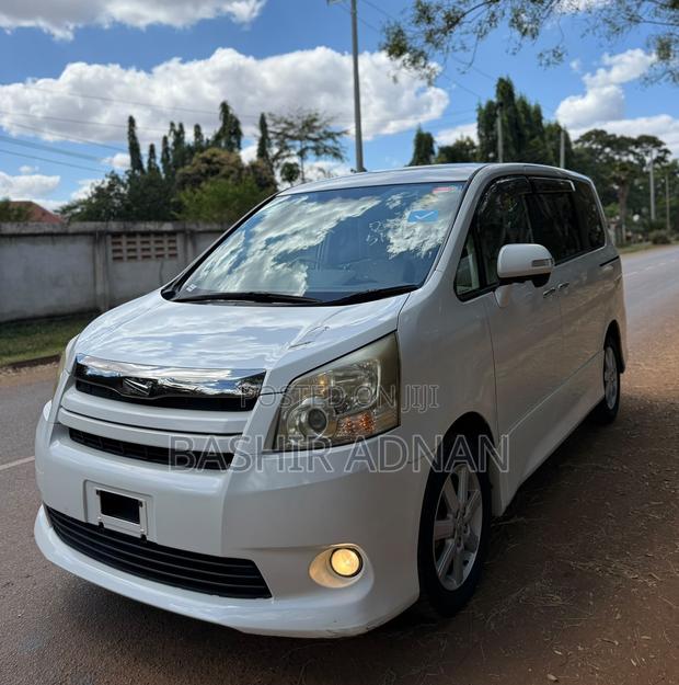 Toyota Noah 2.0 143hp FWD (8 Seater) 2008 White