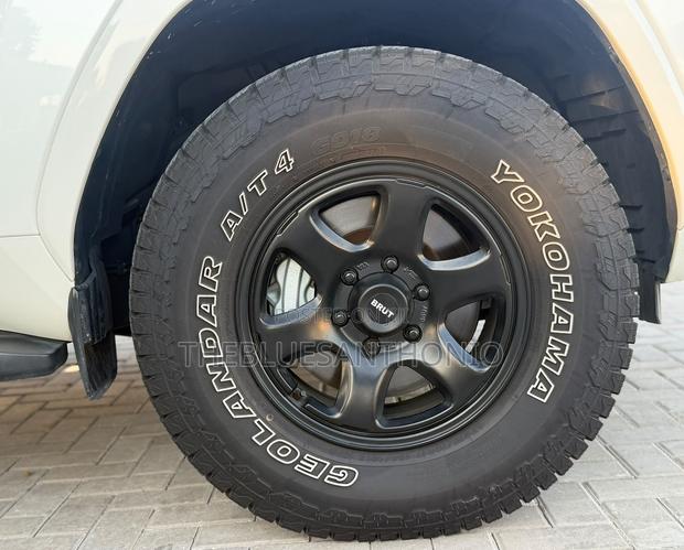 Toyota Land Cruiser 2022 White